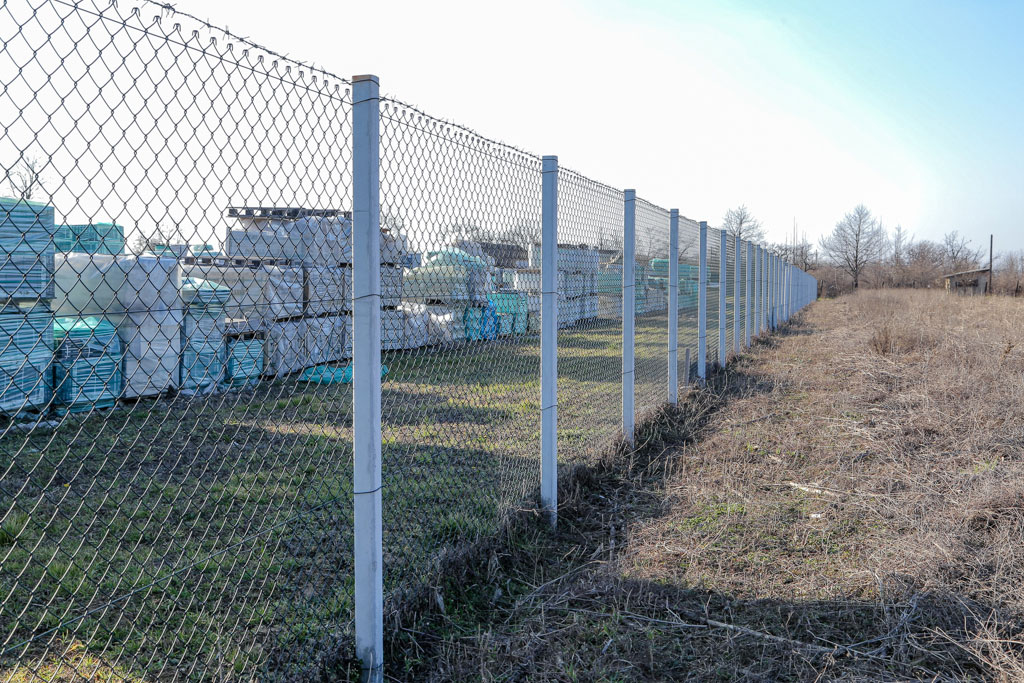 Assembly of wire fences